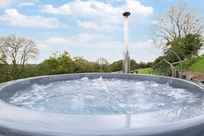 Outdoor spa tub - 4 Bed in New Quay (oc-bow211) (Cross Inn)