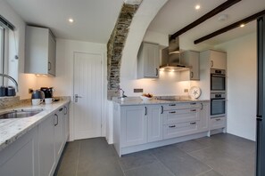 Microwave, oven, dishwasher, high chair - 5 Bed in Little Petherick (oc-p00736) (Tregonna)