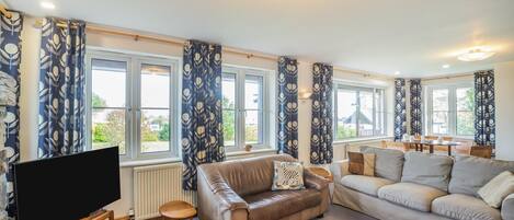 Télévision, cheminée