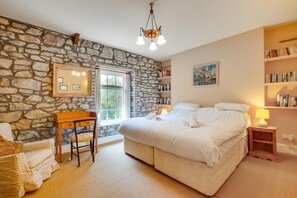 Iron/ironing board, free WiFi, bed sheets - 5 Bed in Llanmadoc (oc-hh2111) (Llanmadoc)