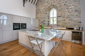 Microwave, oven, dishwasher, cookware/dishes/utensils - 2 Bed in Rhiw (oc-staelr) (Rhiw)