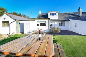 Outdoor dining - 4 Bed in Llanbedrog (oc-mgwyn) (Llanbedrog)