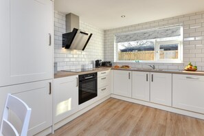 Microwave, oven, dishwasher, high chair - 4 Bed in Llanbedrog (oc-mgwyn) (Llanbedrog)