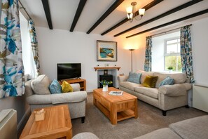 TV, fireplace - 3 Bed in Abersoch (oc-pentra) (Abersoch)