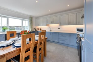 Microwave, oven, dishwasher, cookware/dishes/utensils - 3 Bed in Abersoch (oc-pentra) (Abersoch)