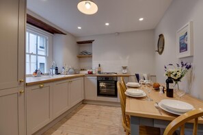 Microwave, oven, dishwasher, cookware/dishes/utensils - 3 Bed in Fowey (oc-p00871) (Fowey)