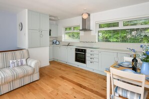 Oven, dishwasher, cookware/dishes/utensils - 2 Bed in Llanbedrog (oc-4glyny) (Llanbedrog)