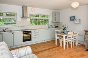 Oven, dishwasher, cookware/dishes/utensils - 2 Bed in Llanbedrog (oc-4glyny) (Llanbedrog)