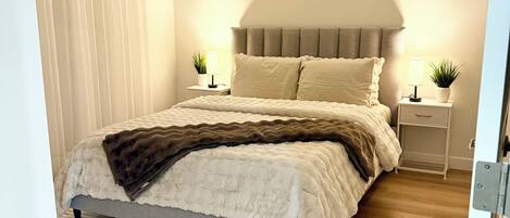 2 makuuhuonetta, tallelokero huoneessa, työpöytä, silitysrauta/-lauta