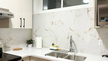 Réfrigérateur, micro-ondes, four, plaque de cuisson