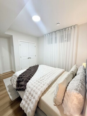 Coffres-forts dans les chambres, bureau, fer et planche à repasser