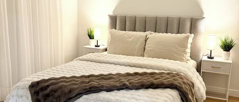 2 slaapkamers, een kluis op de kamer, een bureau