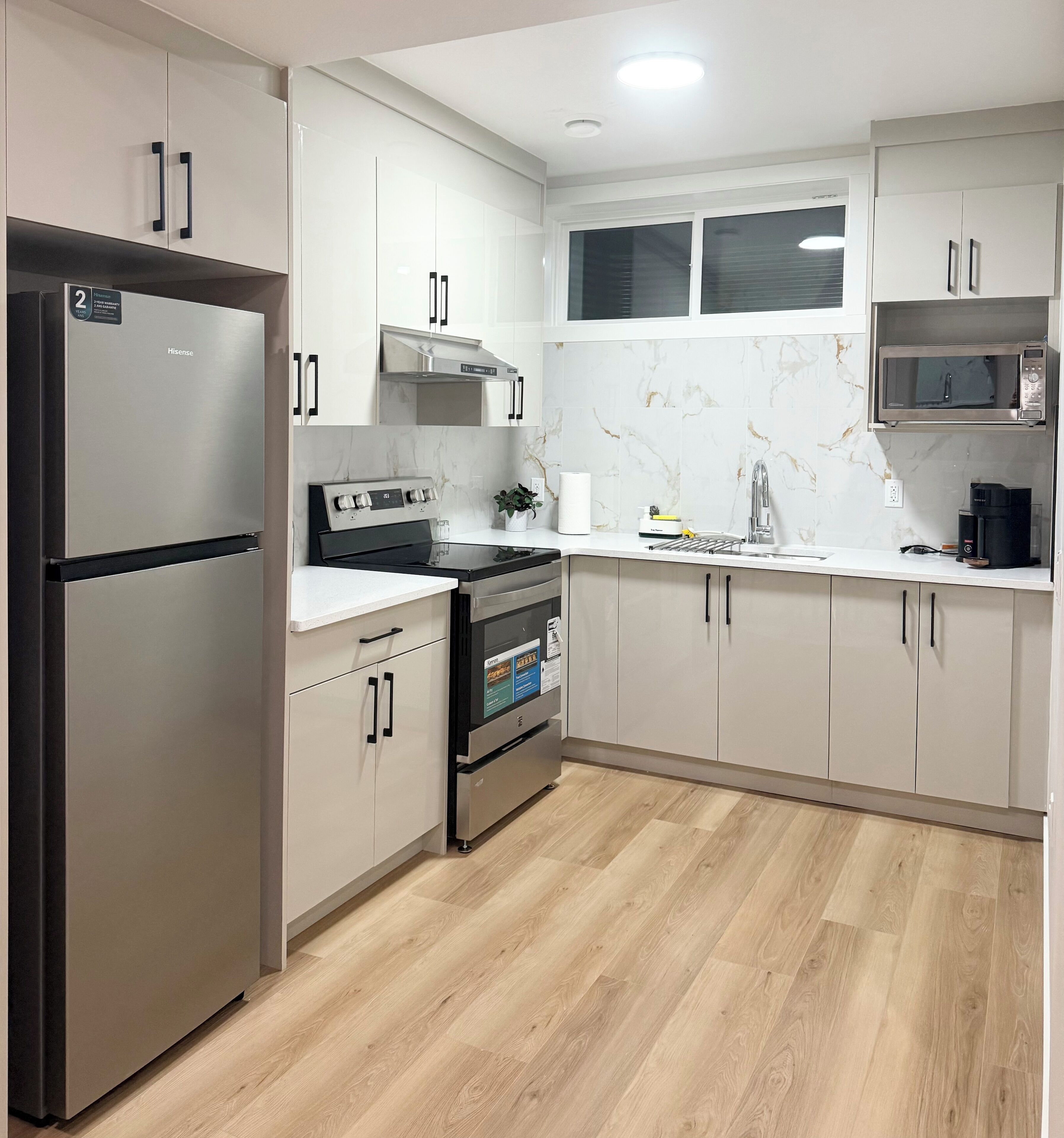 Réfrigérateur, micro-ondes, four, plaque de cuisson