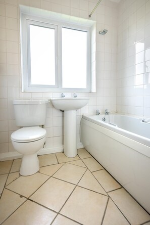 A bathroom with a toilet, sink, and bathtub. - 3 Bed in Bwlchtocyn (oc-15lonc) (Bwlchtocyn)