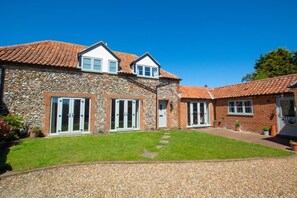 Exterior - 3 Bed in Wighton (oc-1978) (Wighton)