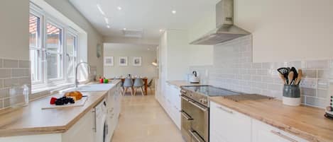 Lavavajillas, periquera y utensilios de cocina