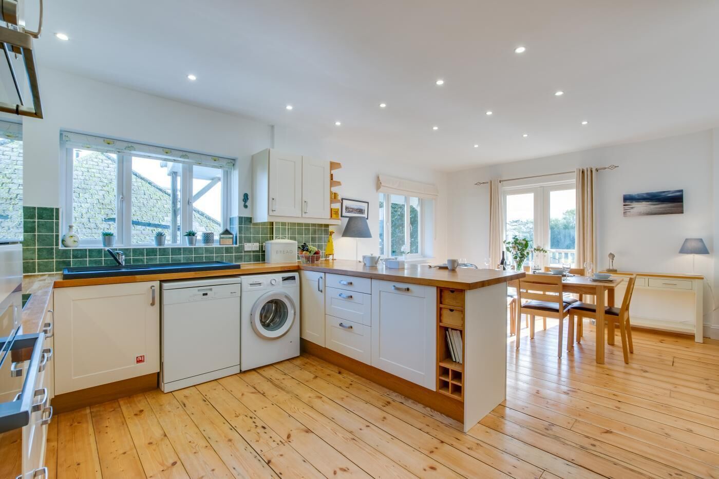 Mikrobølgeovn, ovn, oppvaskmaskin og høy barnestol