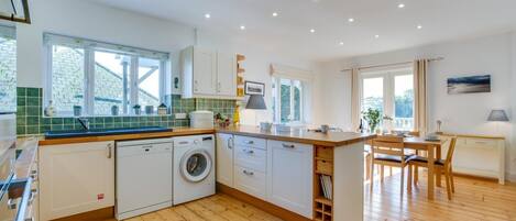 Mikrobølgeovn, ovn, oppvaskmaskin og høy barnestol