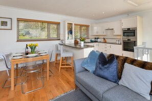 TV, fireplace - 2 Bed in Llanbedrog (oc-glynma) (Llanbedrog)