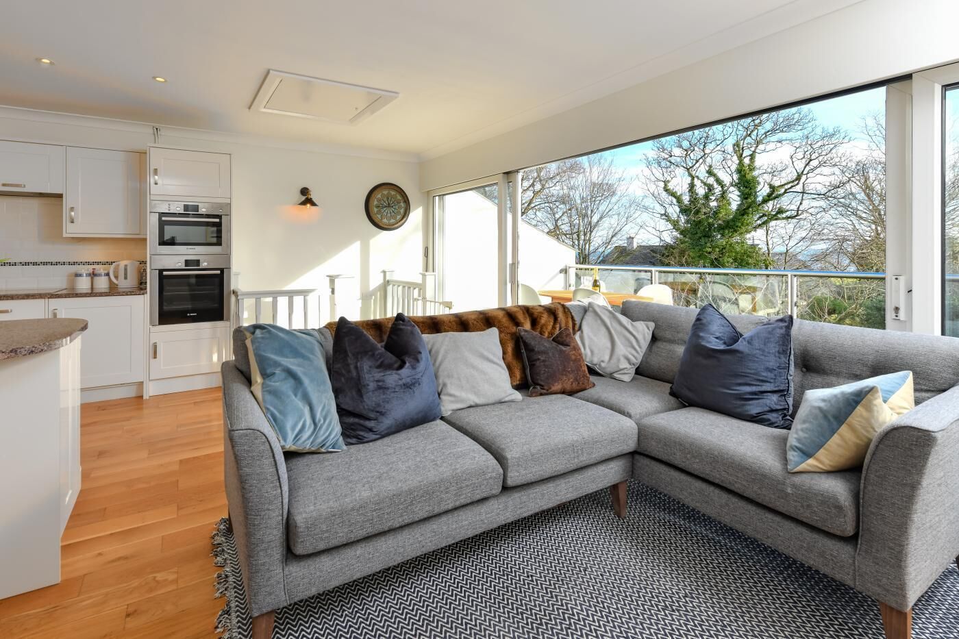 Televisión y chimenea 