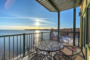 Outdoor dining - NEW: Two Harbors Superior Lakefront 2BR Corner | Pool | Hot Tub & Sauna | EV (Two Harbors)