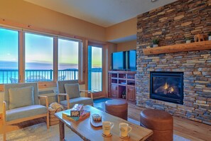 Smart TV, fireplace, offices - NEW: Two Harbors Superior Lakefront 2BR Corner | Pool | Hot Tub & Sauna | EV (Two Harbors)