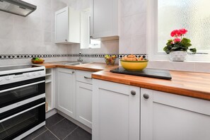 Microwave, oven, high chair, cookware/dishes/utensils - 2 Bed in Nefyn (oc-tynixs) (Nefyn)