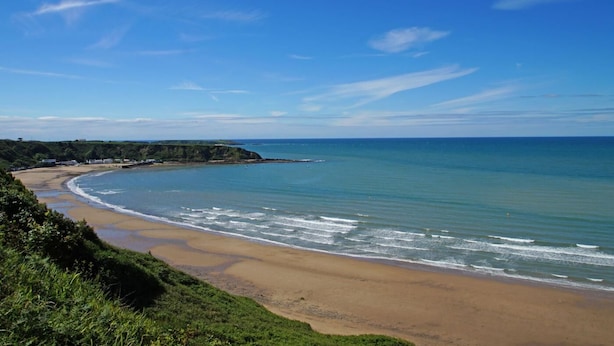 A coastal beach with clear skies and calm waters. - 2 Bed in Nefyn (oc-tynixs) (Nefyn)