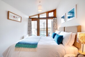Iron/ironing board, travel cot, free WiFi, bed sheets - 2 Bed in Polruan (oc-p00896) (England)