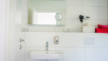 Dusche, Haartrockner, Handtücher