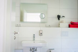 Dusche, Haartrockner, Handtücher