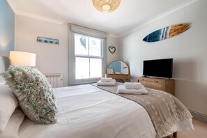 A hotel room with a large bed, a television, a dresser, and a window with a view. - 2 Bed in Fowey (oc-pont) (Fowey)