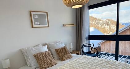 Chalet du Cerf Blanc Risoul 1850 New, bay window on terrace, 200m from the slopes