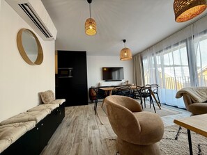 Living area - Chalet du Cerf Blanc Risoul 1850 New, bay window on terrace, 200m from the slopes (Risoul)