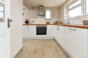 Microonde, forno, lavastoviglie, seggiolone
