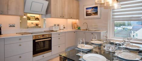 Micro-ondes, four, lave-vaisselle, chaise haute