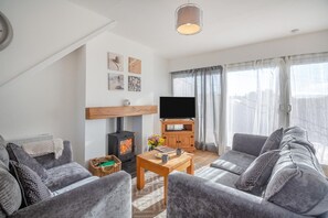 TV, fireplace - 2 Bed in Abersoch (oc-23caed) (Abersoch)