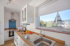 Microwave, oven, dishwasher, cookware/dishes/utensils - 2 Bed in Abersoch (oc-23caed) (Abersoch)