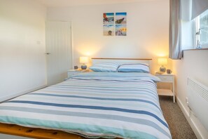 2 bedrooms, iron/ironing board, travel crib, free WiFi - 2 Bed in Abersoch (oc-23caed) (Abersoch)