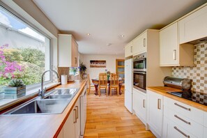 Microwave, oven, dishwasher, high chair - 3 Bed in Fowey (oc-tidewa) (Fowey)