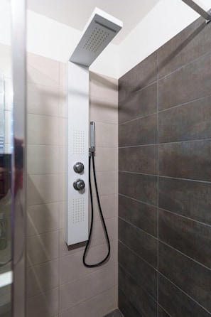 Shower, hair dryer, towels - The Cozy : Terrace • Parking • Pool • A/C (Grasse)