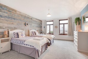 3 habitaciones, tabla de planchar con plancha y cuna de viaje 