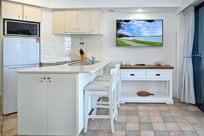 Fridge, microwave, stovetop, coffee/tea maker - Golden Beach, Ocean Views, Passage at your Doorstep (Sunshine Coast)
