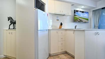 Kühlschrank, Mikrowelle, Herdplatte, Wasserkocher mit Kaffee-/Teezubehör