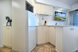 Kühlschrank, Mikrowelle, Herdplatte, Wasserkocher mit Kaffee-/Teezubehör