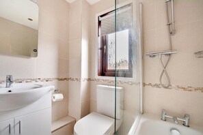 A bathroom with a shower, toilet, sink, and a window with a view. - 2 Bed in Beer (oc-jbpion) (Beer)