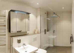 Ducha, secador de pelo, toallas, jabón