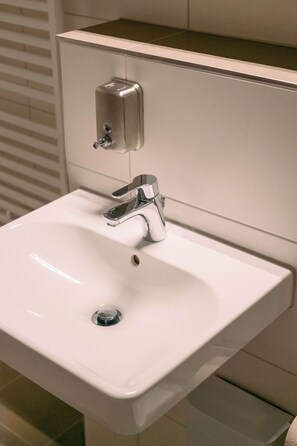 Ducha, secador de pelo, toallas, jabón