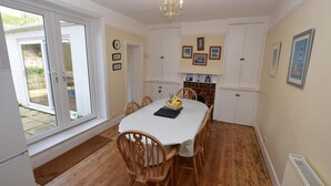 A dining room with a table, chairs, and a chandelier. - 3 Bed in Beer (oc-jbpurl) (Beer)