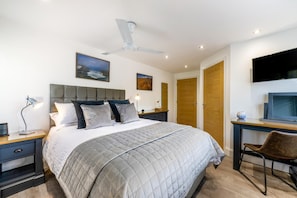 Iron/ironing board, travel cot, free WiFi, bed sheets - 4 Bed in Steeple Bumpstead (oc-hatch) (Steeple Bumpstead)